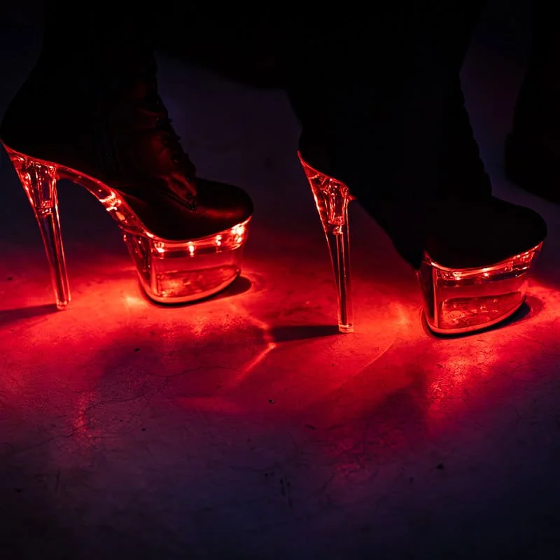 Leuchtende High Heels auf dem Dance Floor der Fetisch Party in Wien.
